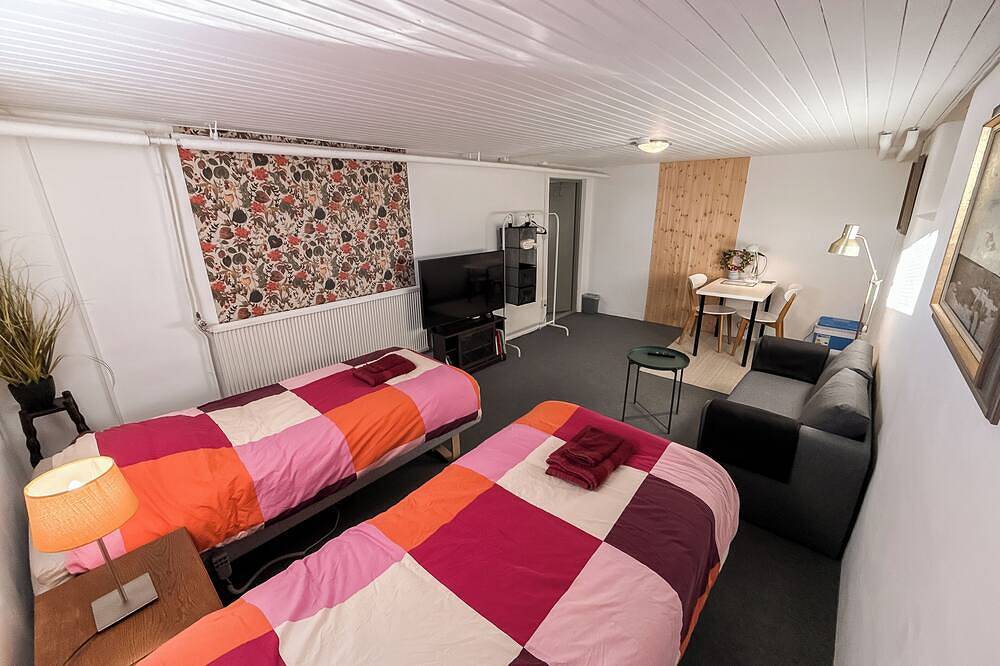 Rural guest room near town with fast free Wifi. Pets allowed! in Östergötlands land