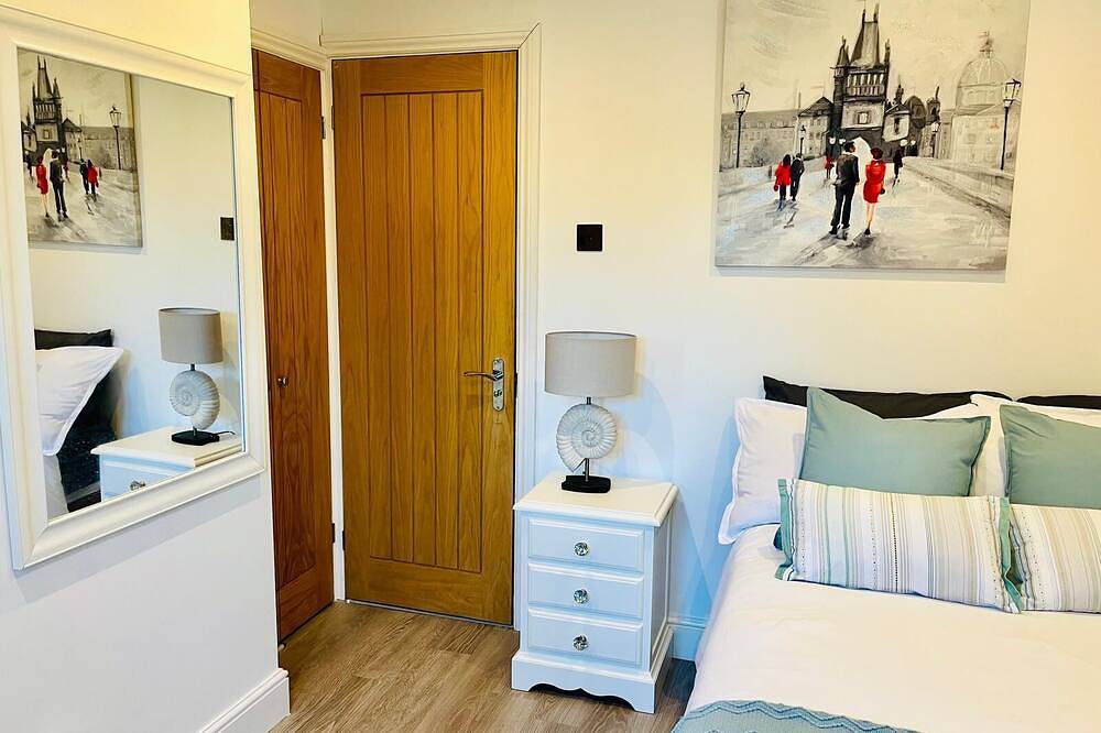 Cozy en-suite with exclusive private entrance in Surrey