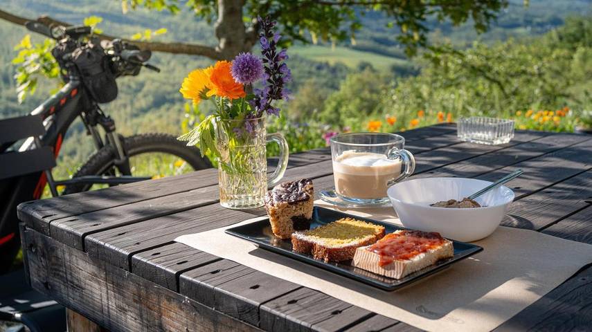 Location de vacances pour 2 personnes, avec terrasse ainsi que jardin et vue à Berceto