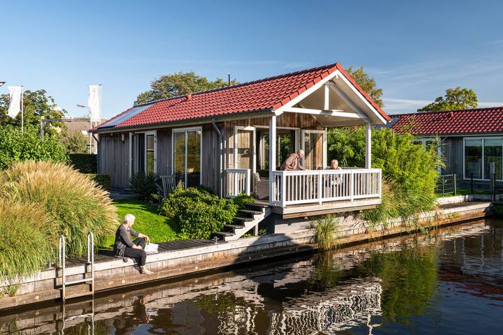 Chalet voor 4 personen, met tuin en uitzicht op het meer in Friesland