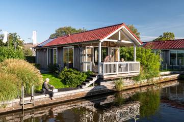 Ferienhaus für 4 Personen, mit Garten und Seeblick in Friesland