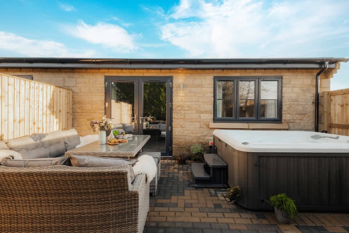 New Market - Modern Stay in Cotswolds with Hot Tub in Gloucestershire