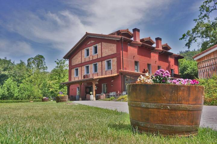 Hôtel pour 2 personnes, avec Terrasse et Jardin ainsi que Piscine et Vue à Astigarraga