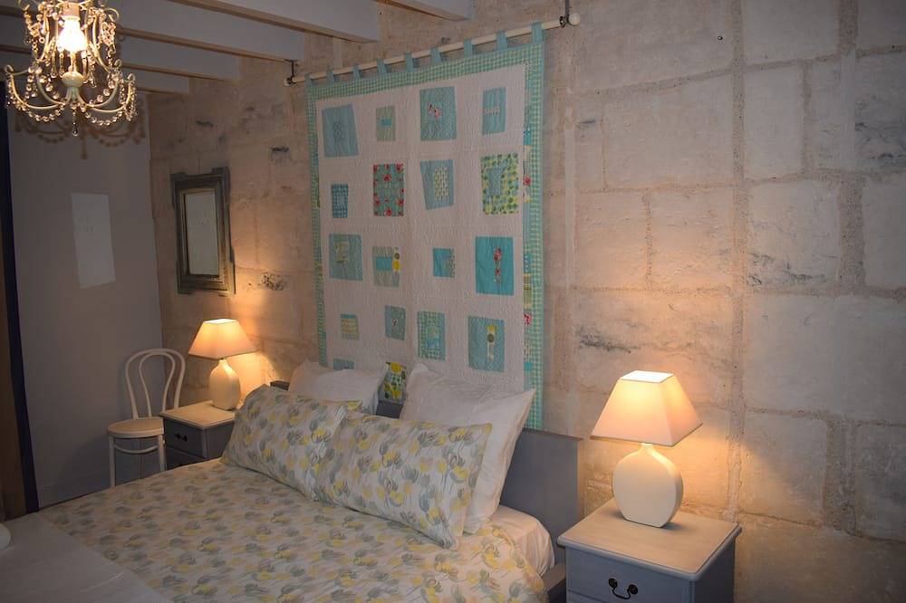 Gites Champfort. Renovated old Charente farmhouse with heated pool in Saint-Vallier, Charente