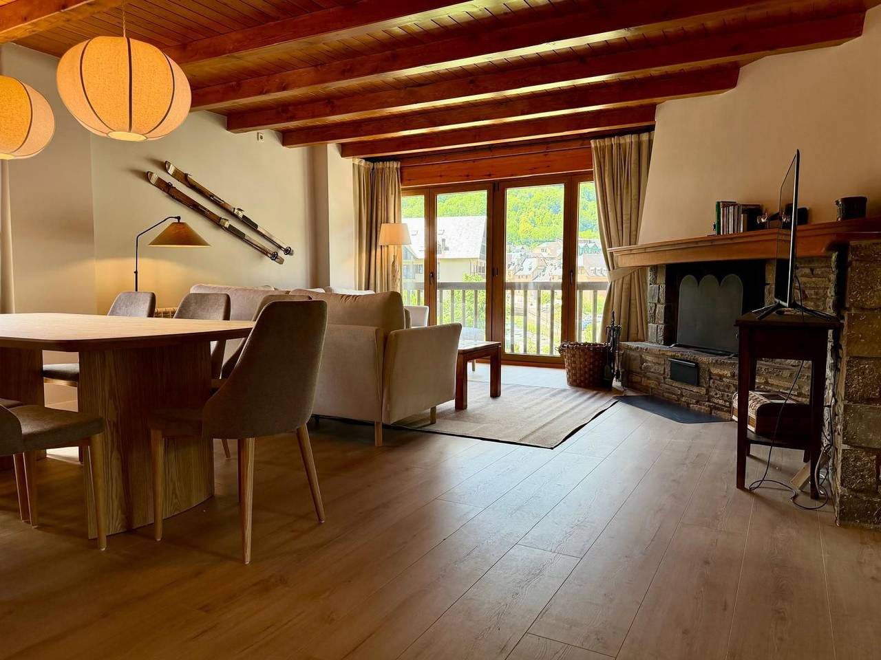 Appartement entier, Appartement de vacances pour 7 personnes avec balcon in Vielha, Vielha e Mijaran