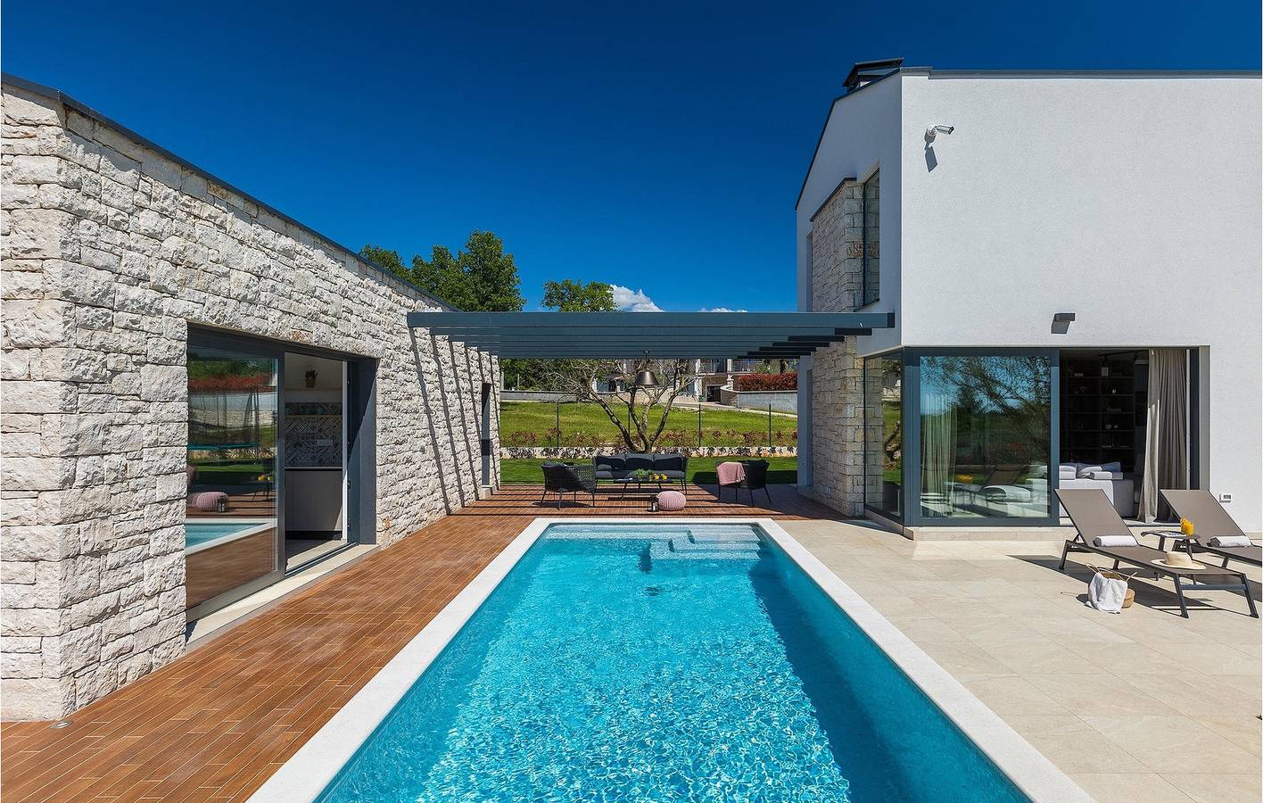 Gemütliche 2-Zimmer-Wohnung mit Pool und Parkplatz in Anzici, 100 m vom Stadtzentrum entfernt in Anzici, Zentralistrien