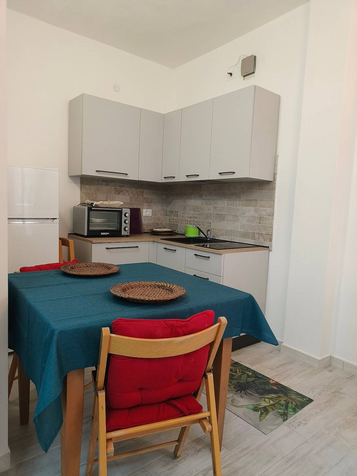 Apartamento entero, Apartamento 'Casa Aldo' con vistas a la montaña, piscina compartida y balcón in Teulada (Italia), Provincia de Cagliari