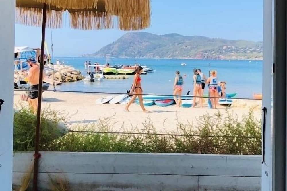 Appartement entier, Rez-de-chaussée de villa posée sur le sable à 10 m de la mer, sur la Côte d'Azur in Les Sablettes, Côte méditerranéenne (France)