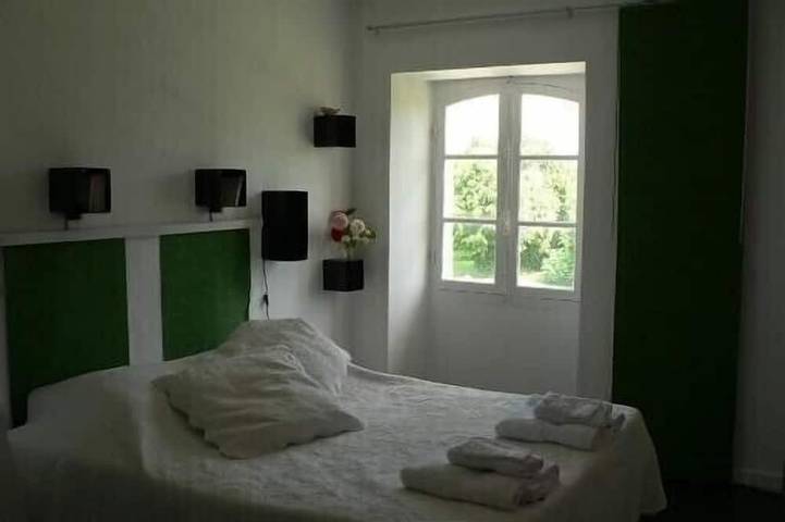 Gîte pour 11 personnes, avec jardin ainsi que terrasse et jacuzzi à Champagne-et-Fontaine - 3