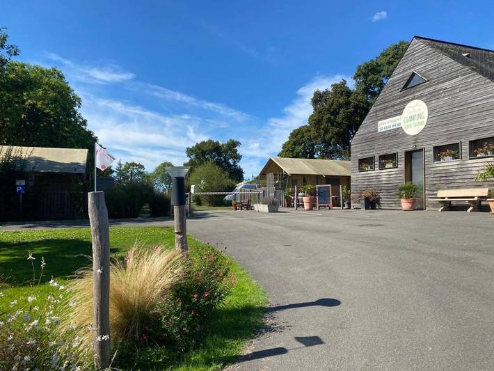 Location de vacances pour 4 personnes, avec vue ainsi que piscine et jardin à Chammes