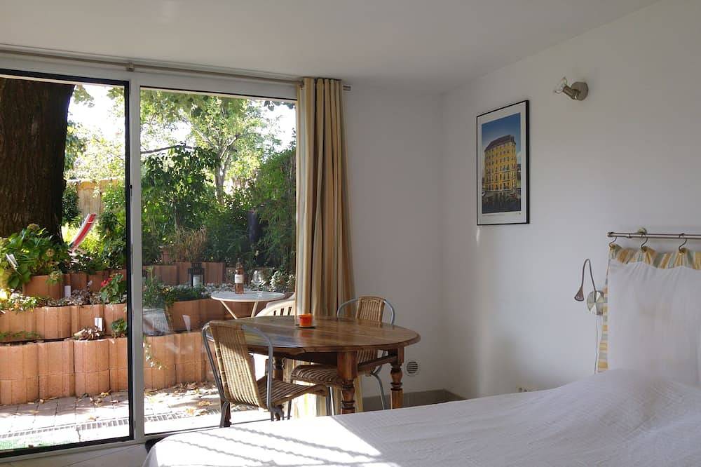 Geheel appartement, Een tuin in de stad: Studio Le Jardin Des Etats in Lyon, Rhône