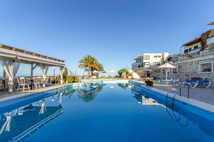Hôtel pour 2 personnes, avec bassin pour enfant et piscine ainsi que vue et jardin