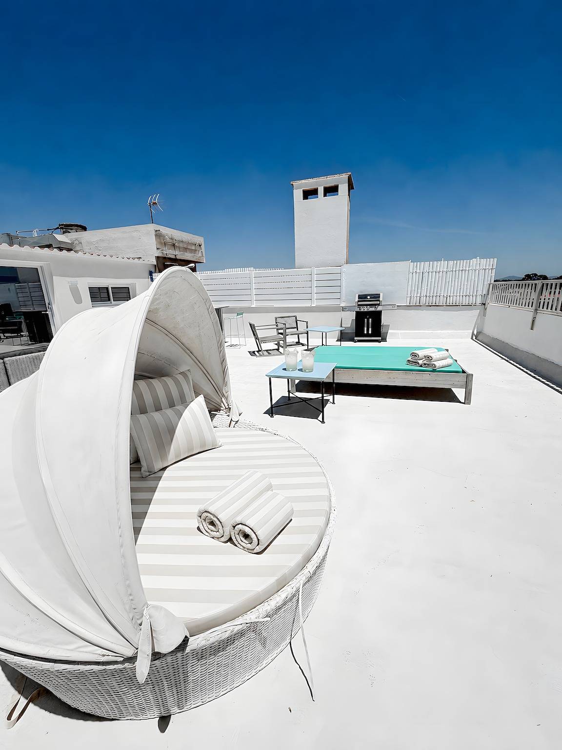 Apartamento entero, Apartamento 'Beachfront Penthouse' con vistas al mar, Wi-Fi y aire acondicionado in Playa d'es Port, Ses Salines