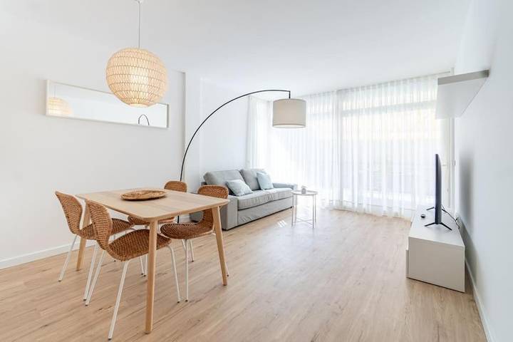 Apartamento de vacaciones para 4 personas, con jardín además de balcón y piscina - 1
