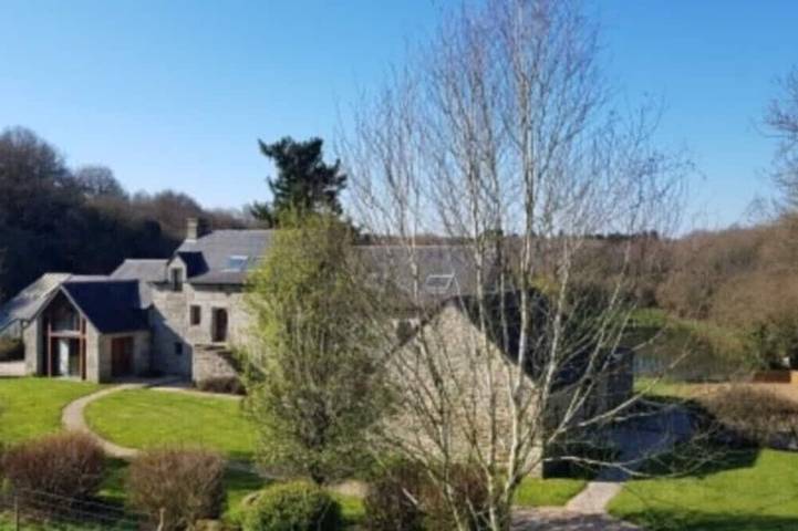 Location de vacances pour 16 personnes, avec Jacuzzi ainsi que Terrasse et Jardin à Plounévez-Quintin