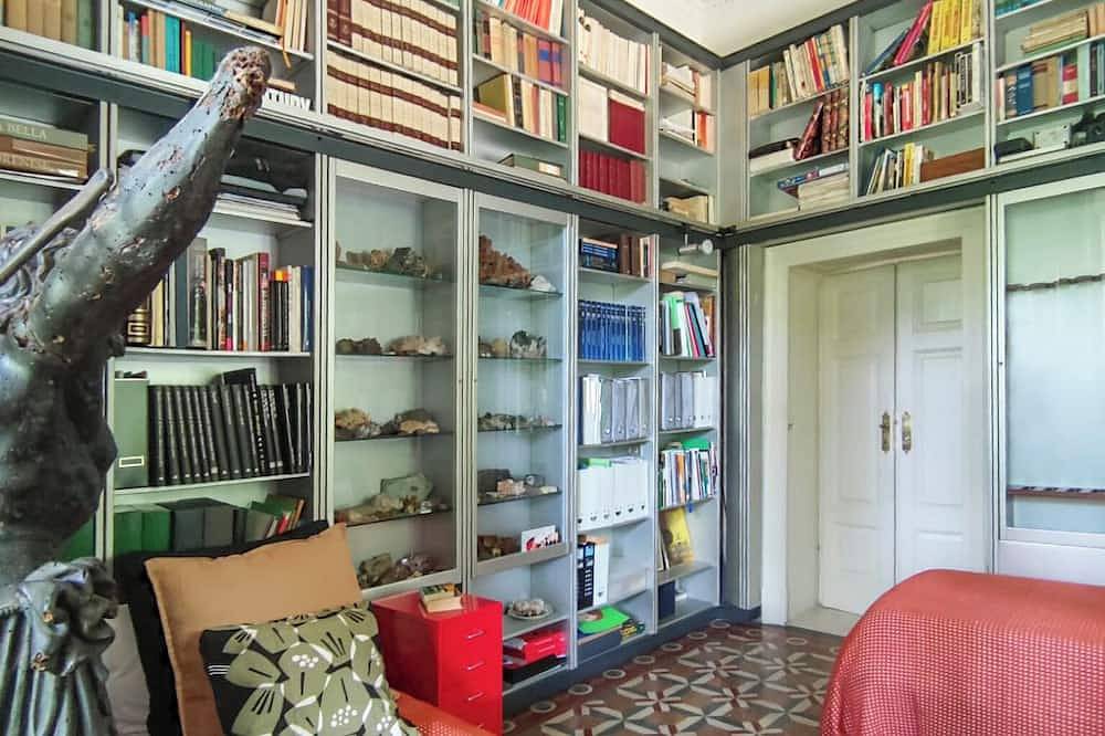 Room in the library of the 19th century villa Villa Speranza in Parma, Parma Provinz