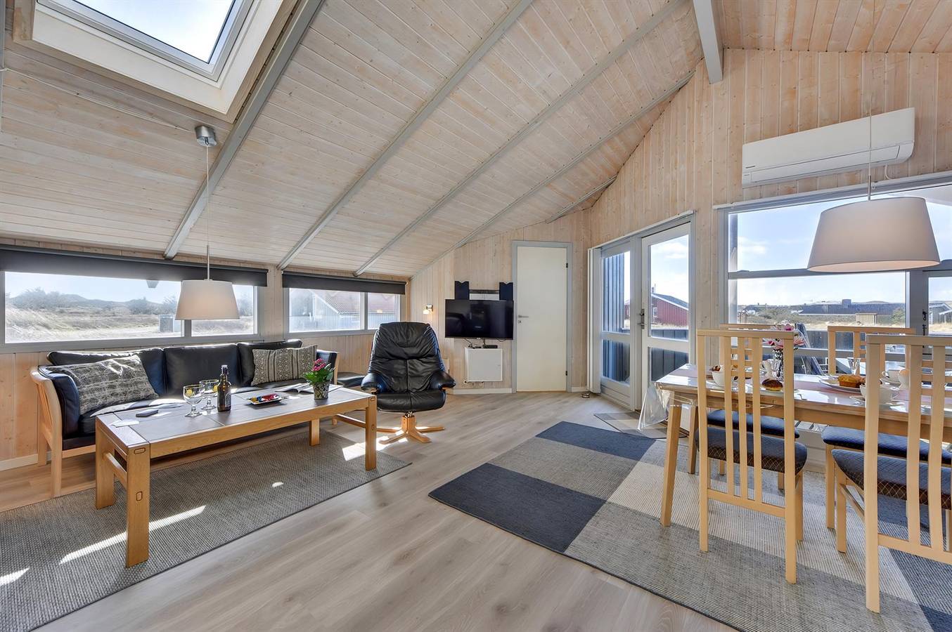 Amazing home in Hvide Sande w/ 4 Bedrooms, Sauna and Wifi in Skodbjerge, Haurvig