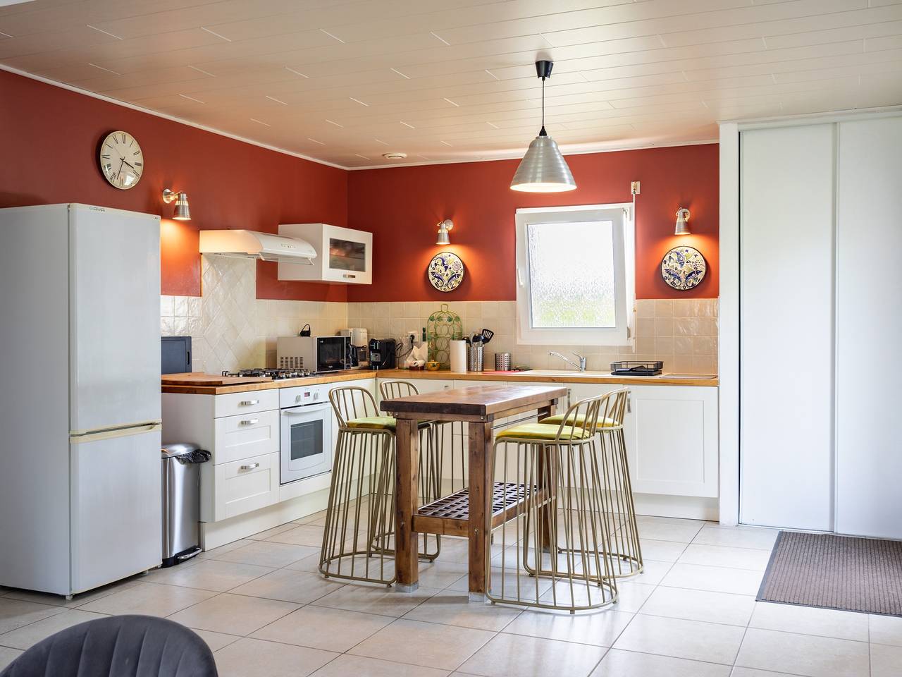 Holiday Home 'War Ar Maez' with Private Terrace, Garden, and Wi-Fi in Pleumeur-Bodou, Pink Granite Coast