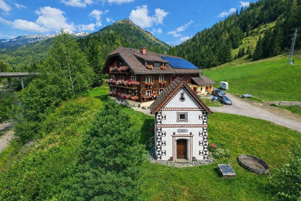 Family room (1 double, 2 extra beds) in Zederhaus, Ski Amadé