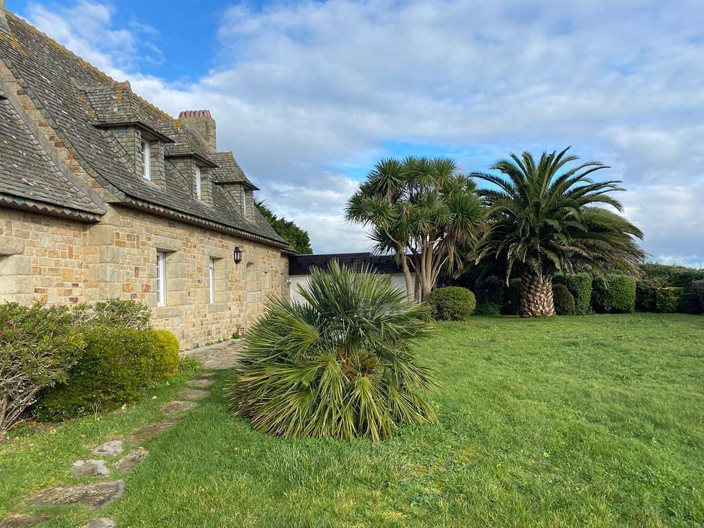 Granit- Herren-Haus  gleich am feinen Sand-Strand - Toller Palmenbestand im eingezäunten Garten. in Brignogan-Plages, Brest und Umgebung