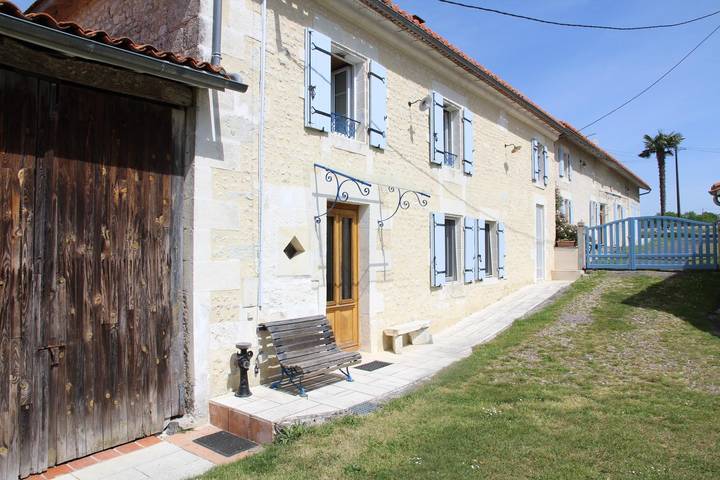 Gîte pour 8 personnes, avec jardin et terrasse en Charente - 2