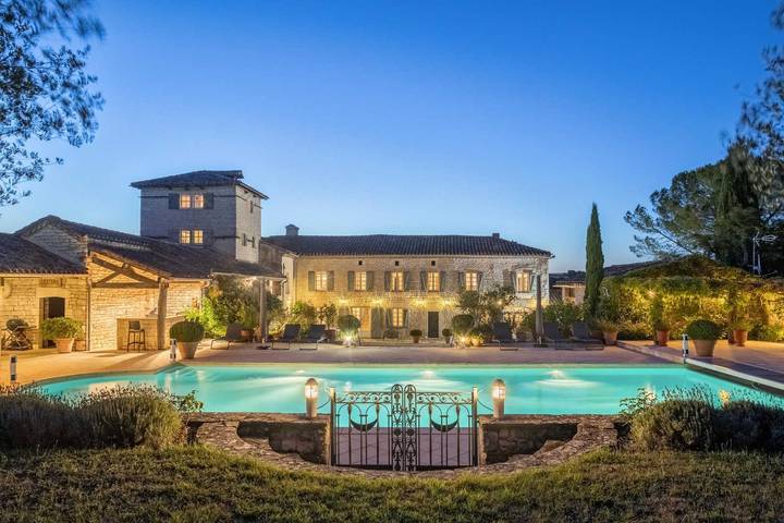Gîte pour 14 personnes, avec Terrasse ainsi que Jardin et Piscine à Mailhoc