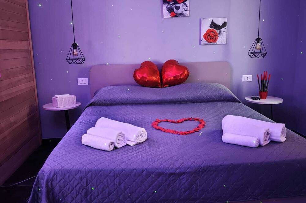 Entire apartment, Euphoria Infinity Suite with Jacuzzi and Sauna in Porto Empedocle, Agrigento Province