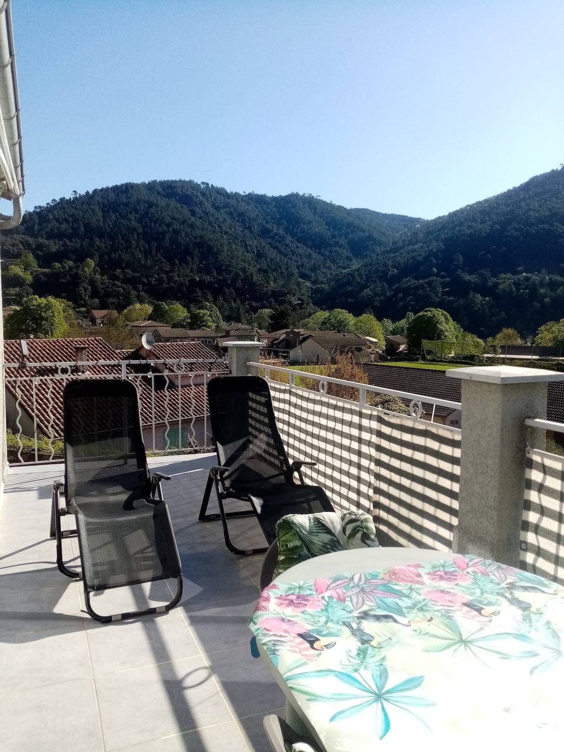 Ganze Wohnung, Apartment „L'Enclos“ mit Bergblick, privater Terrasse und gemeinsamem Garten in Saint-Étienne-Vallée-Française, Cevennen