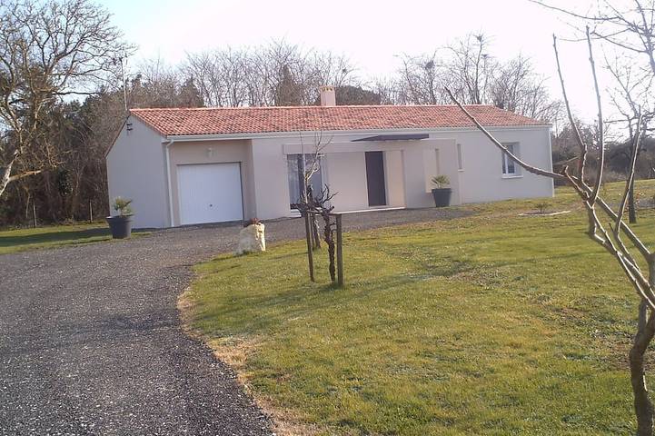 Gîte pour 5 personnes, avec jardin à Champagnolles