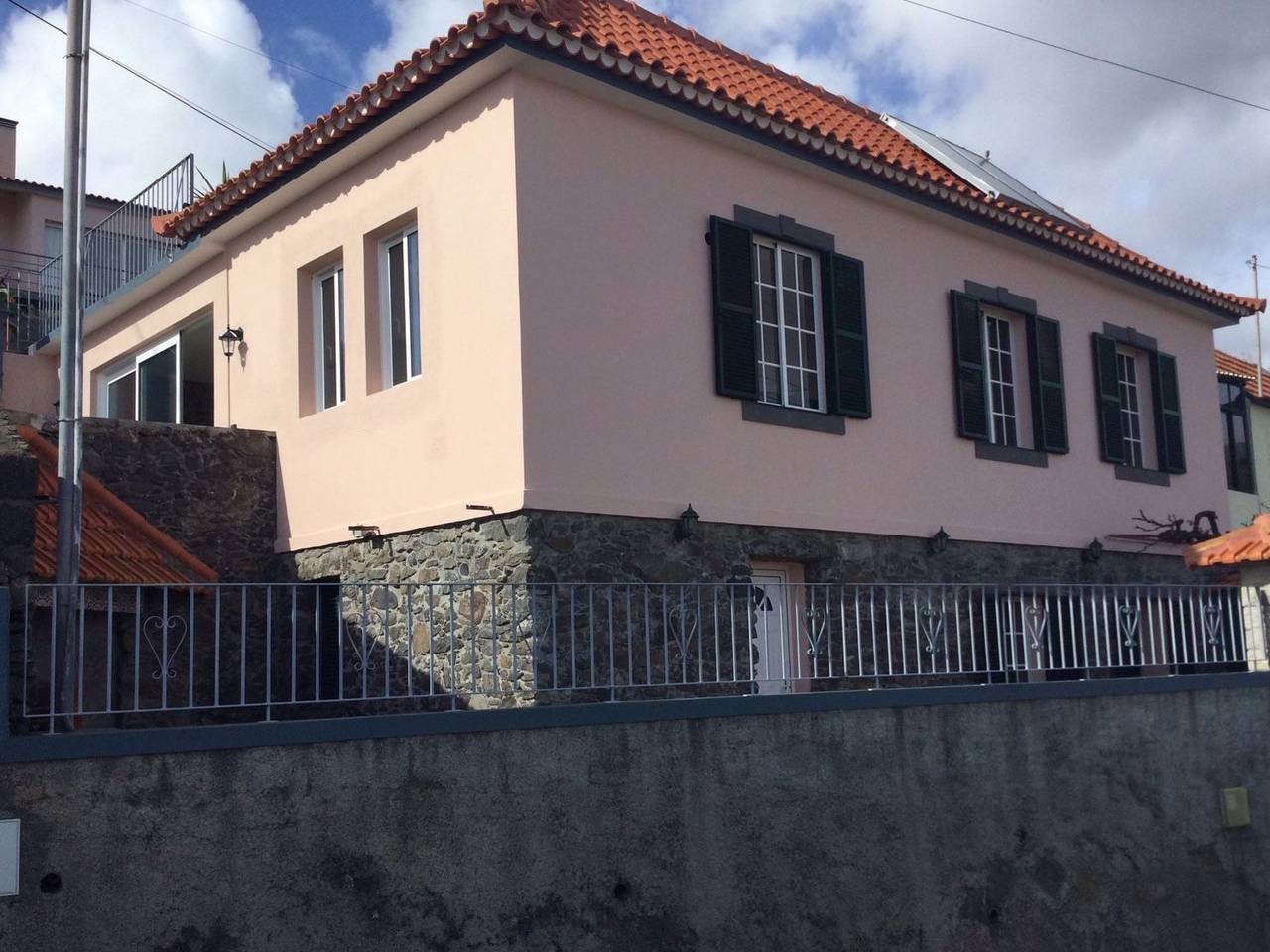Cottage aus Stein mit Blick auf das Wasser in Estreito da Calheta, Île de Madère