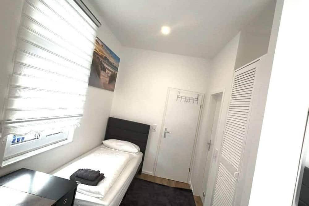 Twin room with | 2 single beds & desk  room :13 in Wuppertal, Bergisch region