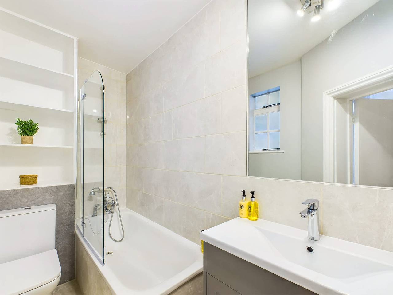 Entire apartment, Luxury Hideaway near Harrods with Outdoor Space in Kensington and Chelsea, London