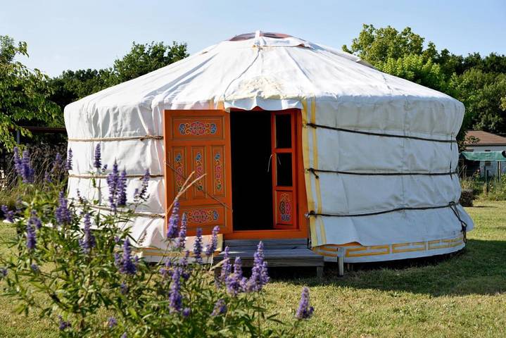 Location de vacances pour 2 personnes, avec jardin ainsi que piscine et vue, animaux acceptés dans Clam