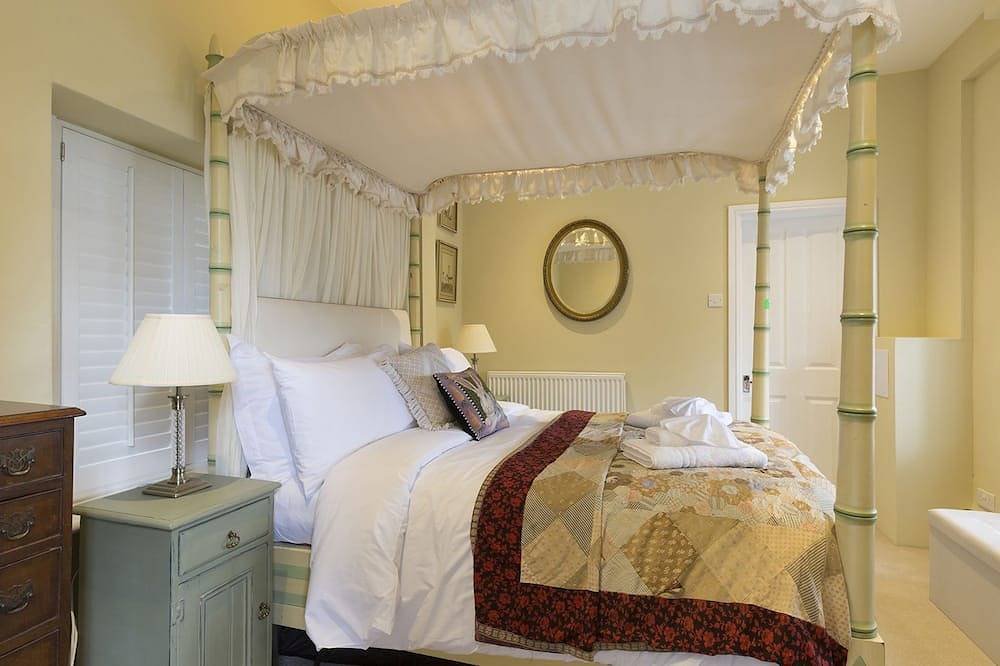 Castle Gatehouse -  a sudeley castle cottage that sleeps 4 guests  in 2 bedrooms in Winchcombe, Gloucestershire