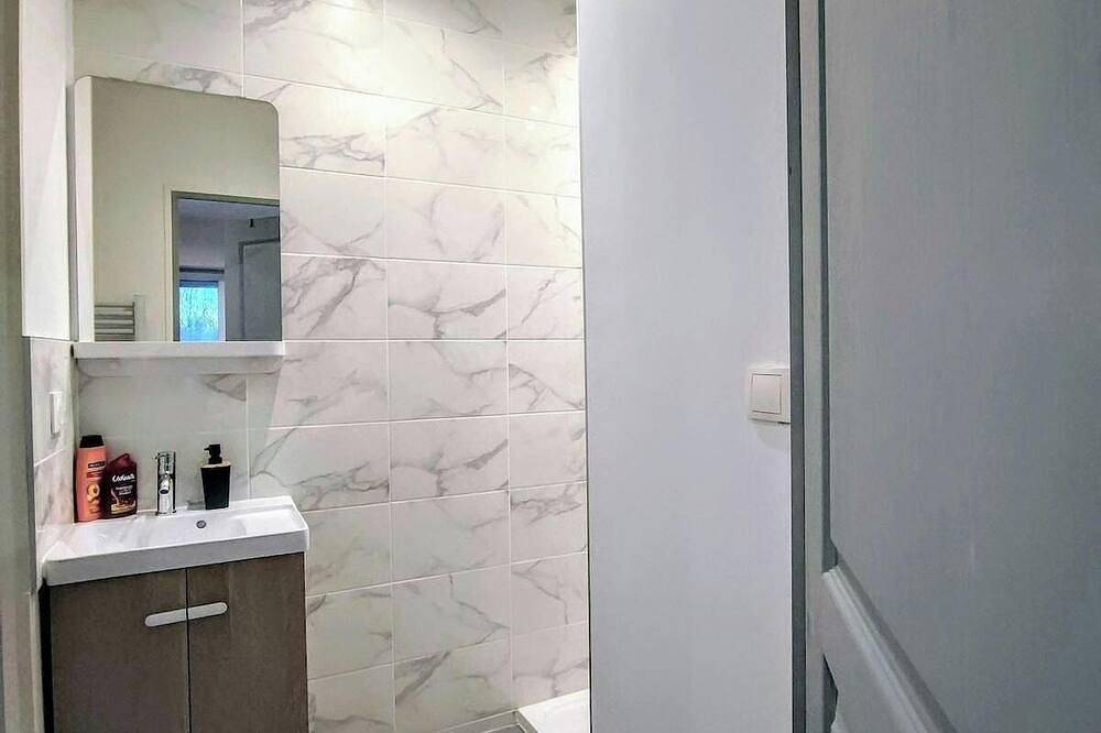 Appartement entier, Bourg - spacieux studio équipé à 5 min du métro in Roubaix, Région de Lille