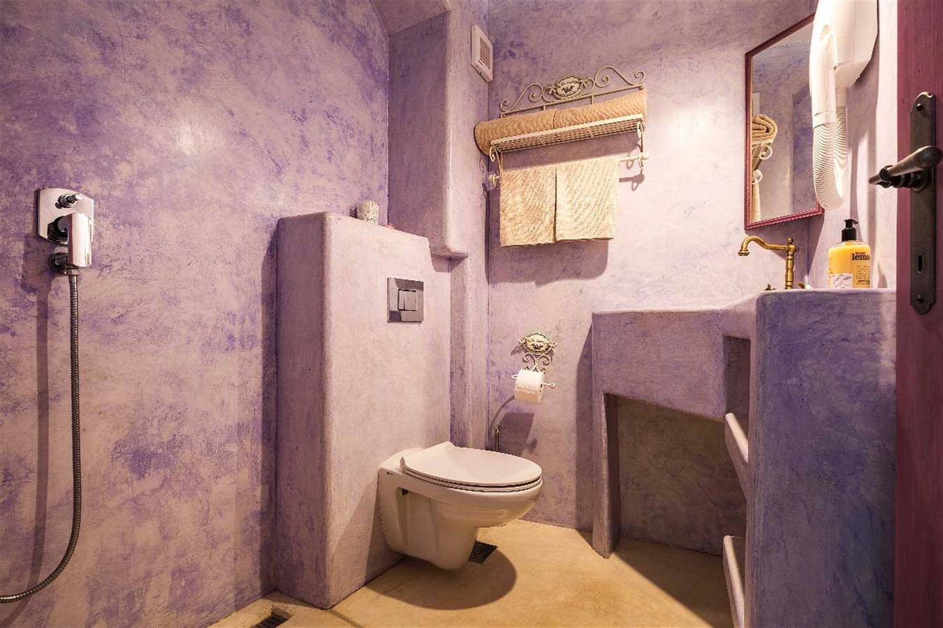 Ganze Wohnung, Schön eingerichtete Casablanca-Suite mit Terrasse, Wlan, Sauna und Fahrrädern ... in Veli Losinj, Lošinj