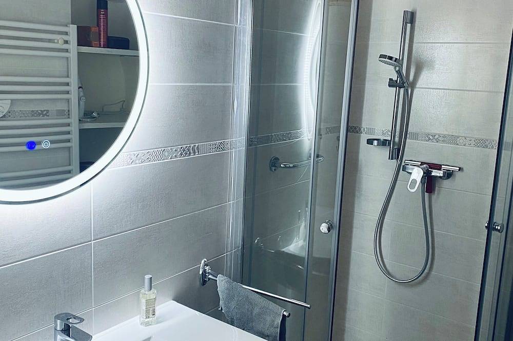 Ganze Wohnung, Bright 3-room apartment on the village square, in Saint-Martin-Vésubie, Nizza und Umgebung