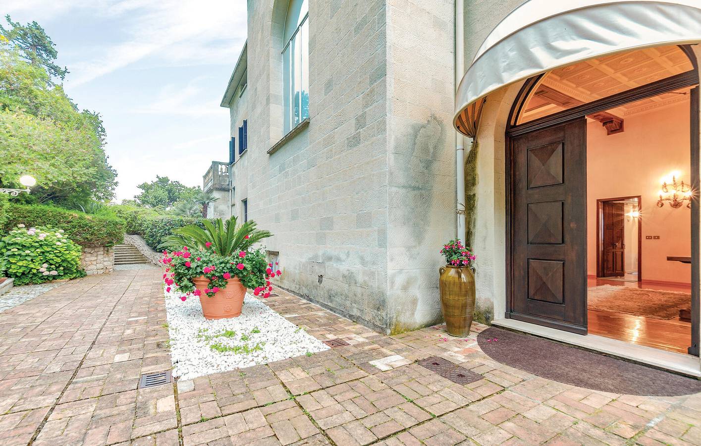 Entire vacation apartment, Beachfront Apartment with Terrace & Parking, 200m to Beach in Grimaldi, Ventimiglia
