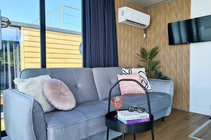 Hausboot in Łazy am Jamno-See in Granica Łazy, Powiat Koszaliński