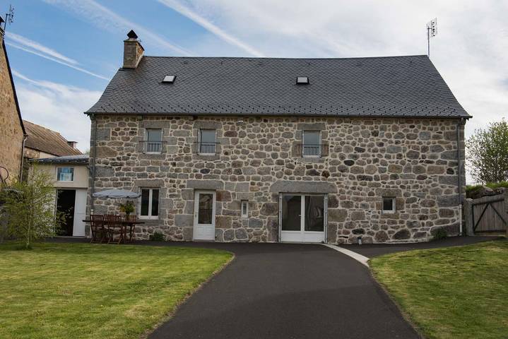 Gîte pour 8 personnes, avec terrasse, animaux acceptés à Malbouzon