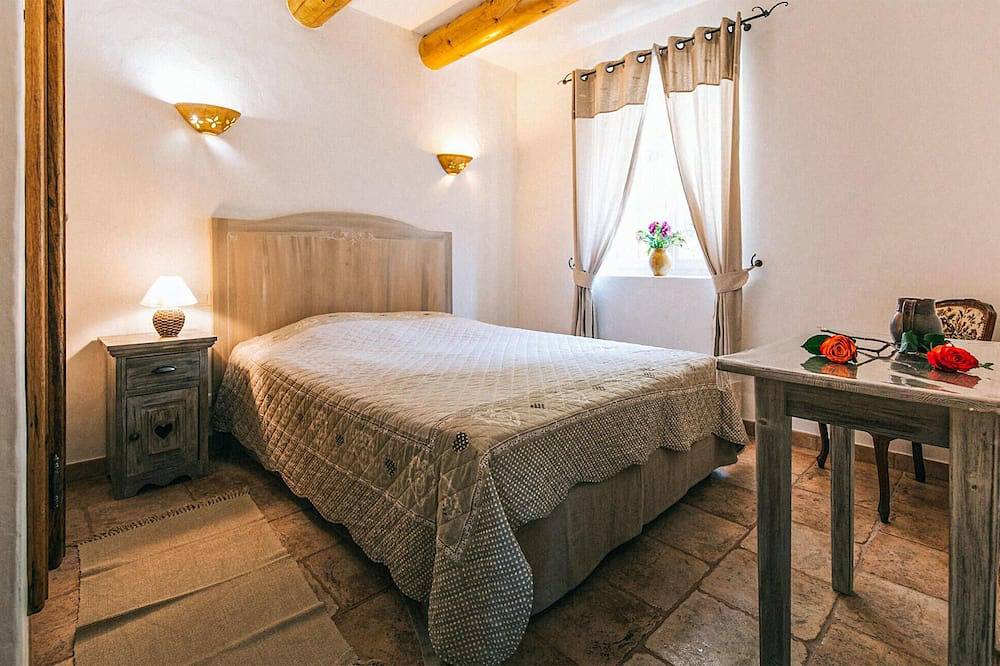 2 bedroom gorgeous home in Roussillon in Roussillon, Parc naturel régional du Luberon