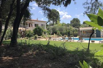 Gîte pour 4 personnes, avec piscine ainsi que terrasse et jardin à Roquefort-les-Pins