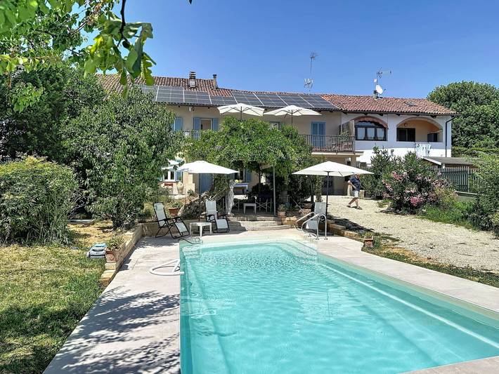 Rustico per 6 persone, con giardino e piscina in Piemonte