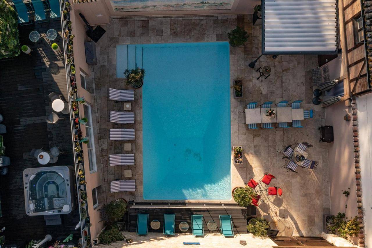 Maison Toscane in a remarkable village - heated pool, jacuzzi, billiard & ensuite luxury bedrooms in Terraube, Gers