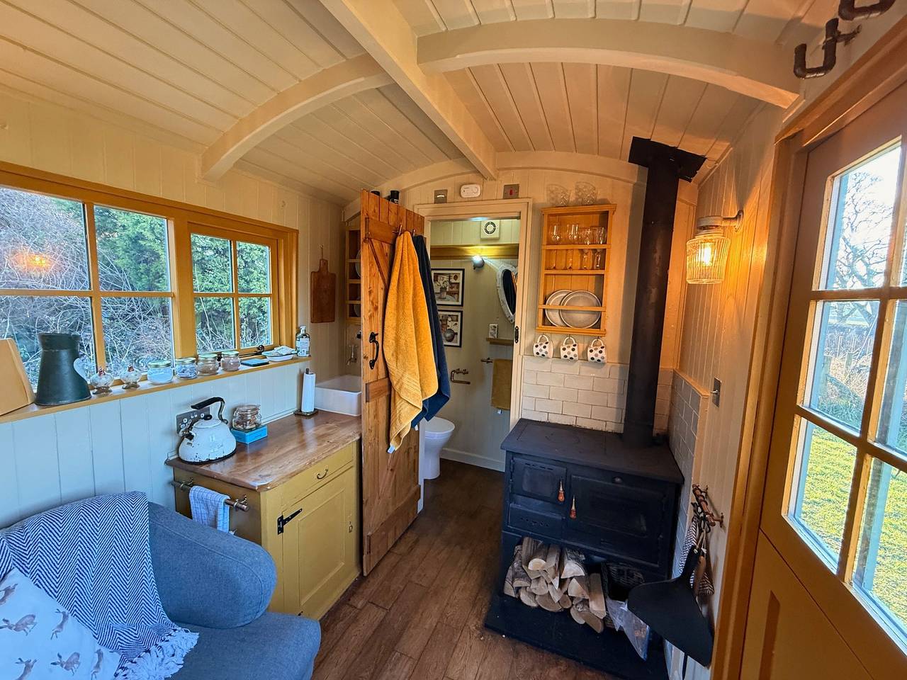 Cosy romantic shepherd hut in open countryside in Northumberland