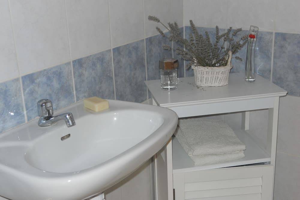 Bright house with private pool perfect family vacation in Le Rouret, Region de Cannes