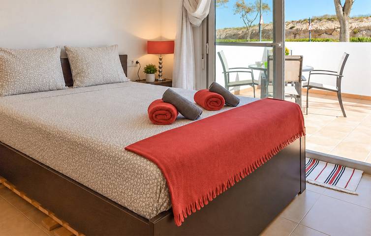 Apartamento vacacional entero, Apartamento con terraza junto a la piscina cerca del centro de la ciudad in Condado de Alhama, Alhama de Murcia
