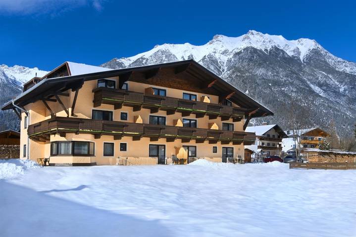 Ferienwohnung für 3 Personen, mit Balkon und Terrasse sowie Garten und Sauna in Leutasch