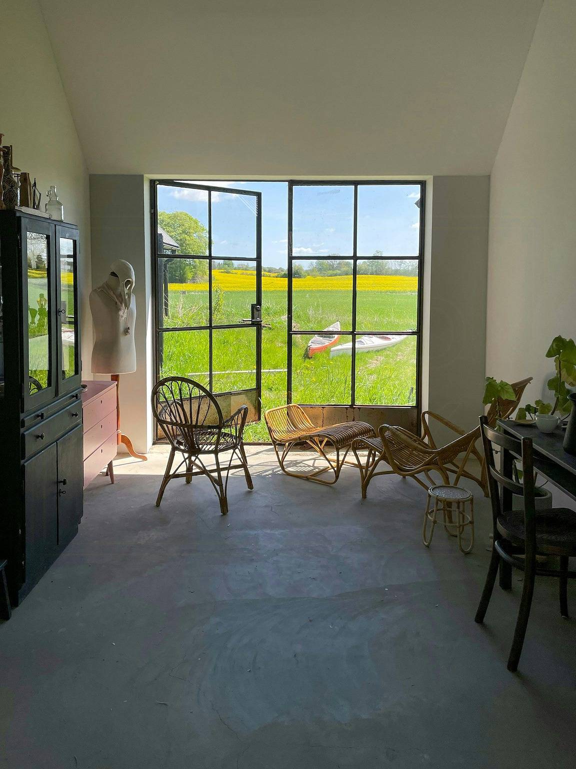 Renoviertes Skåne-Langhaus mit zwei Ateliers in Österlen