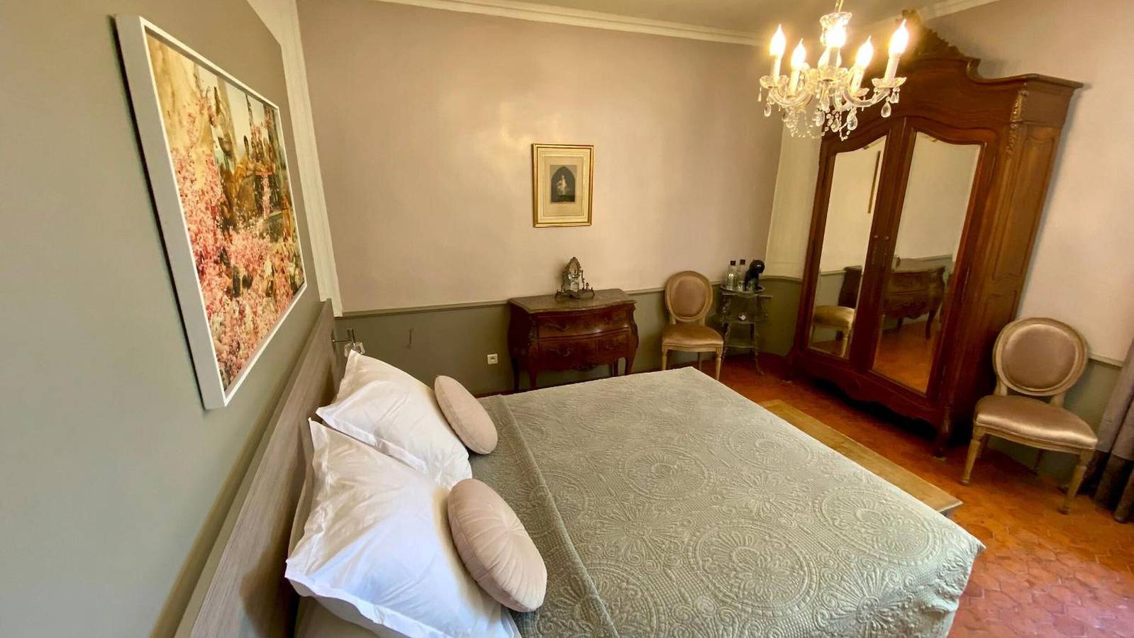 Chambre 'Euphrasine' avec vue sur la montagne, Wi-Fi et climatisation in Gémenos, Région de Marseille